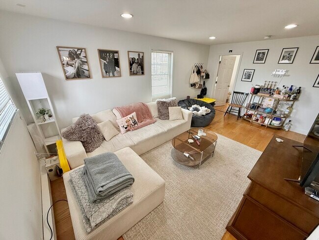 Building Photo - 9 Boston St