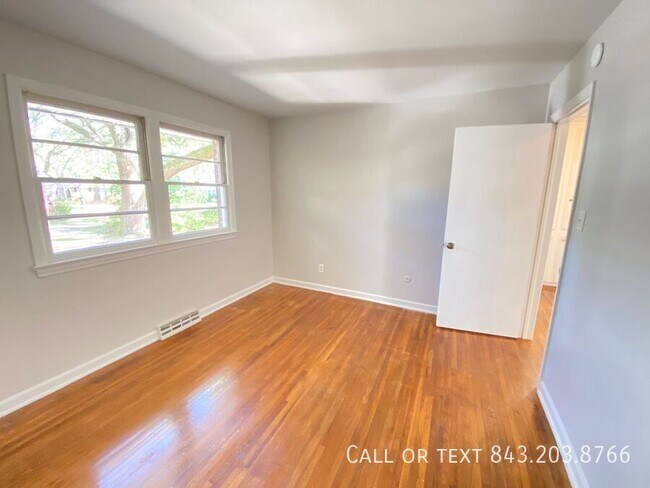 Building Photo - 1821 Somerset Cir