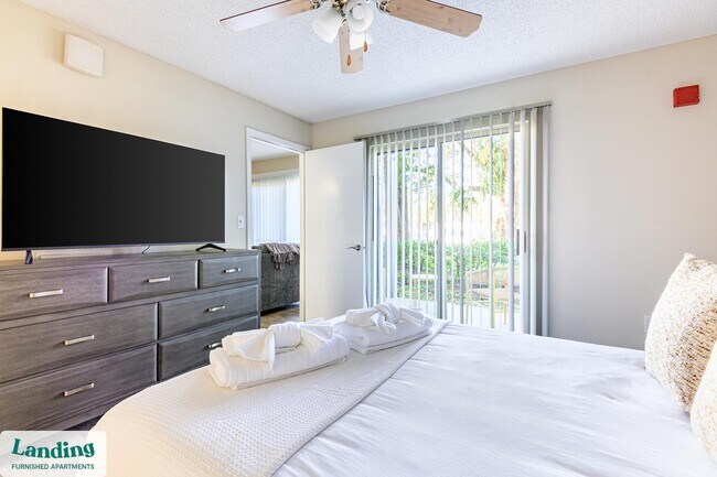 Building Photo - 1000 Palm Pl Dr NE