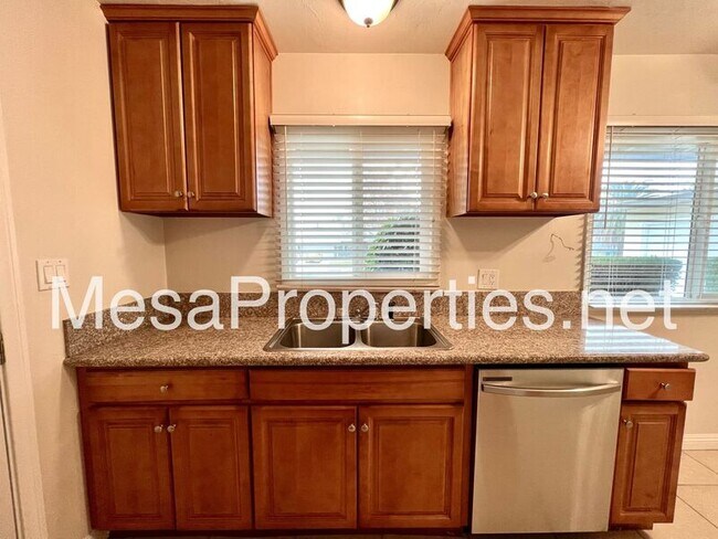 Building Photo - 557 Highlander Dr