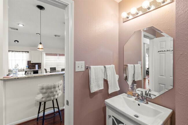 Building Photo - 723 Avery Dr