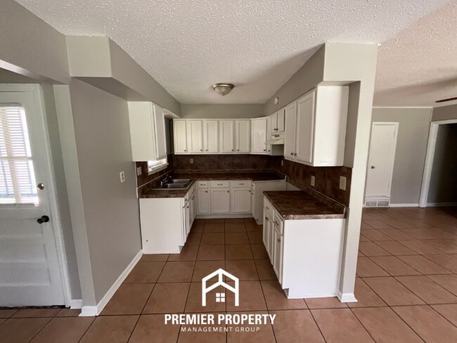 Building Photo - Charming 3BR/2BA in 38118 | Low-Maintenance Tile Floors, Bay Window & Patio