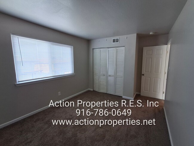 Building Photo - Single Level -Roseville Greens - 2 Bedroom...