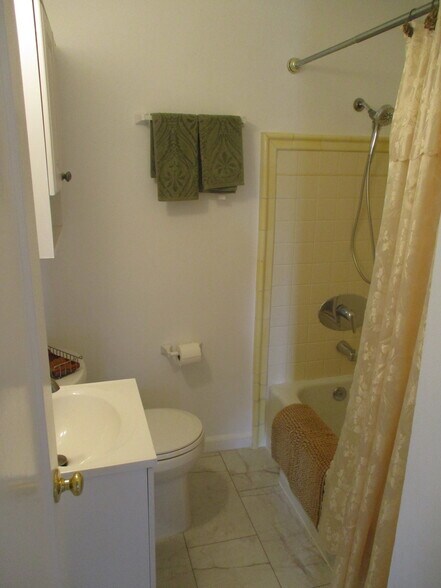 Private Bathroom -- Linens provided! - 56 La Cruz Ave