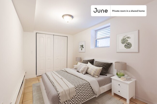 Building Photo - 1841 N Mozart St