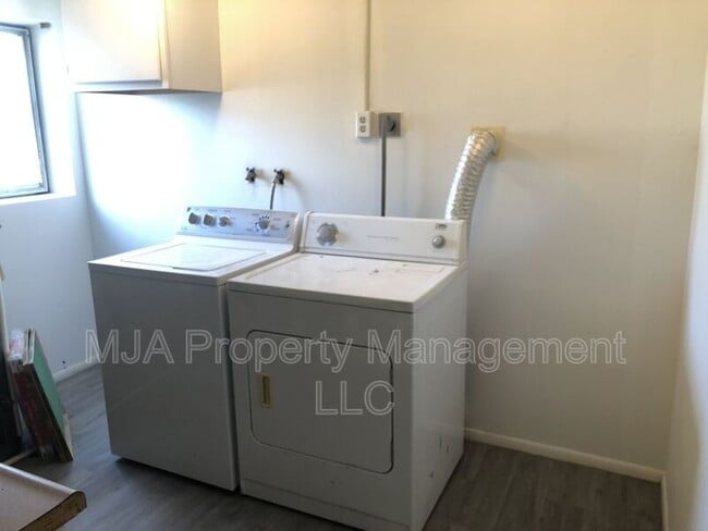 Building Photo - 4936 S La Brea St