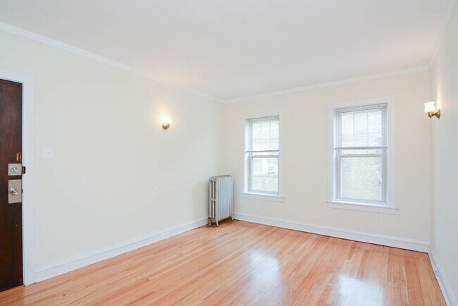 Building Photo - 2115 W Ainslie