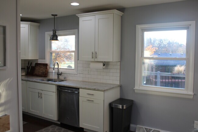 Building Photo - 5039 W Clayton Rd