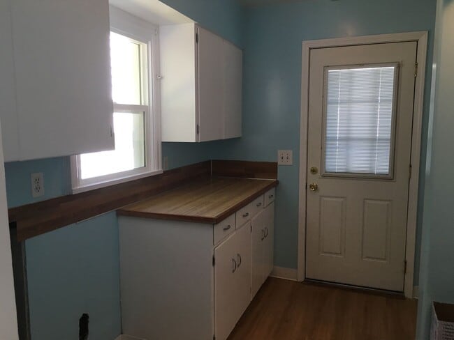 Building Photo - Adorable2 bedroom SE Portland home with 1/2 acre large backyard.