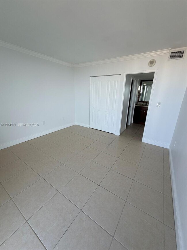Building Photo - 3701 N Country Club Dr
