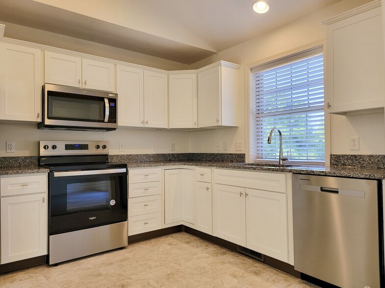 Building Photo - 5206 Brook Dr