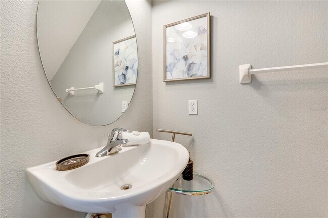 Building Photo - 441 Balmoral Dr