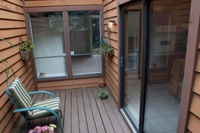 Building Photo - 2983 Bay Shore Dr