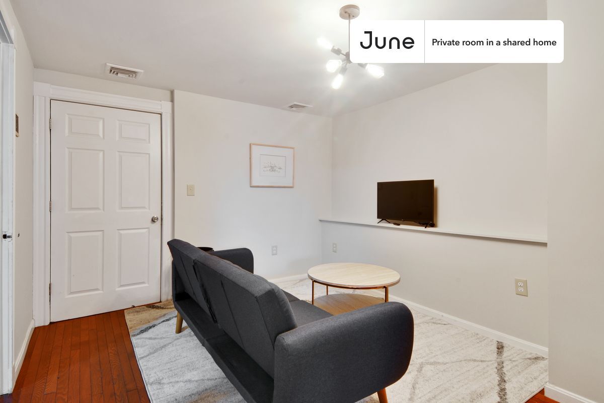 Building Photo - Room in Shared 7 bed/2 bath home