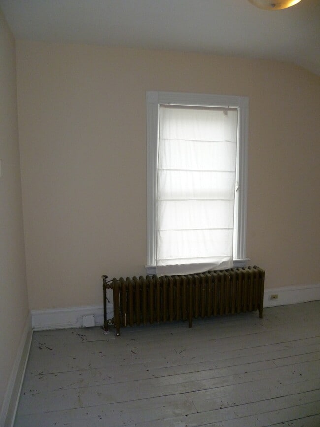 Building Photo - 129 Grandview St