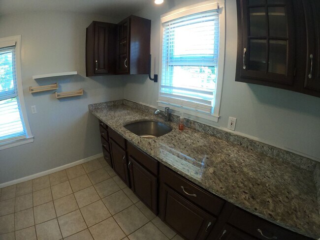 Building Photo - 2 bed 1 bath Royal Oak ranch