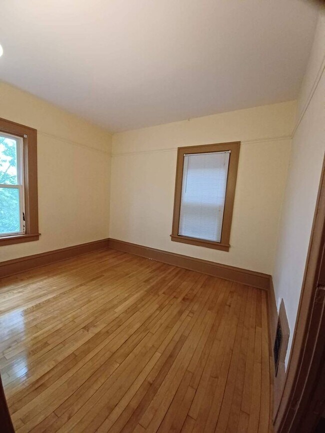 Building Photo - 1259 N Main St