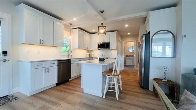 Building Photo - 115 Wellington Ave