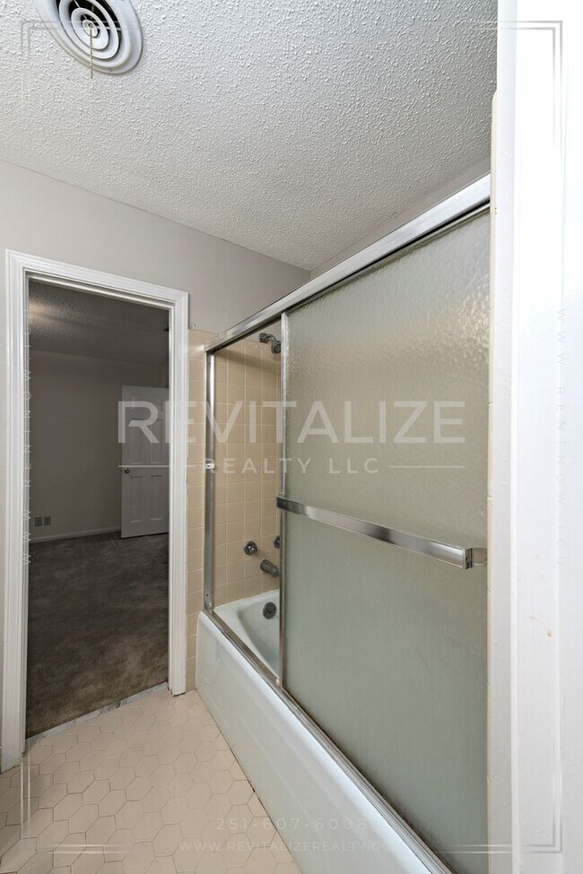 Building Photo - Beautifully Preserved 4 Bd / 3 Ba Vintage ...