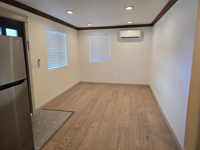 Building Photo - 1bed 1bath Home in Tacoma with lots of parking and W/D