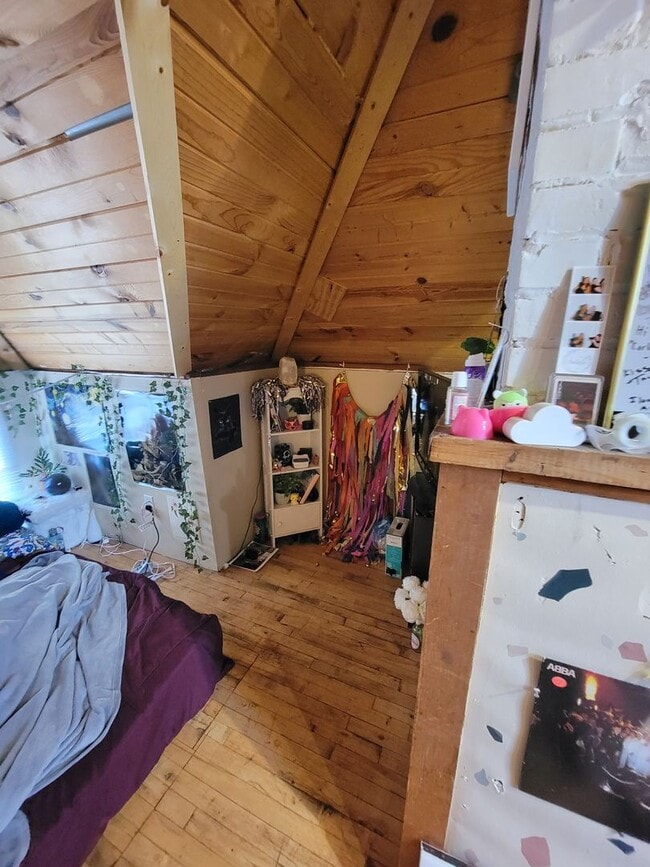 Building Photo - AVAILABLE JUNE - 6 Bed, 2 Bath Home Close to Campus!