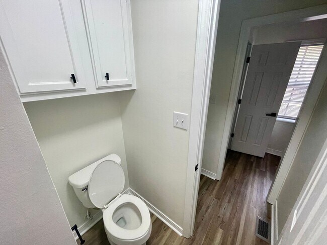 Building Photo - 2 Bed 1 Bath Townhome Available in NE Jack...