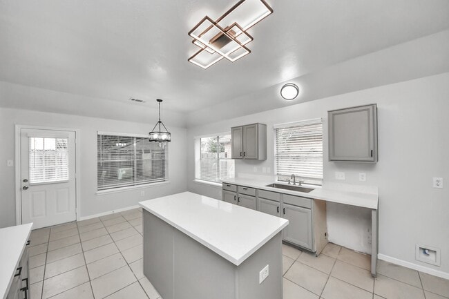 Building Photo - 16243 April Ridge Dr