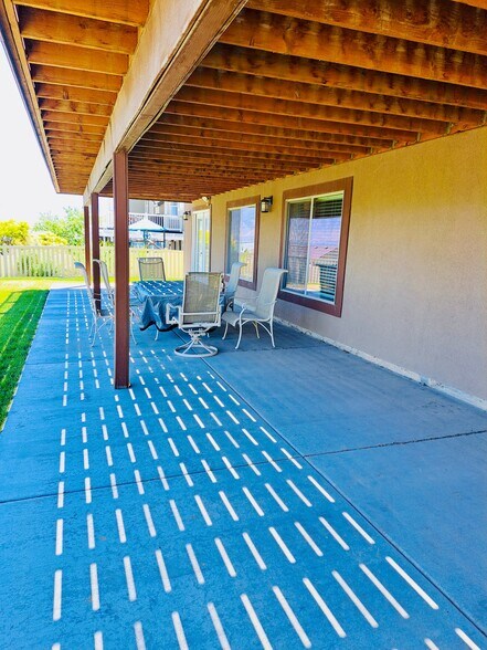 Building Photo - 334 W Shadow Ridge Dr