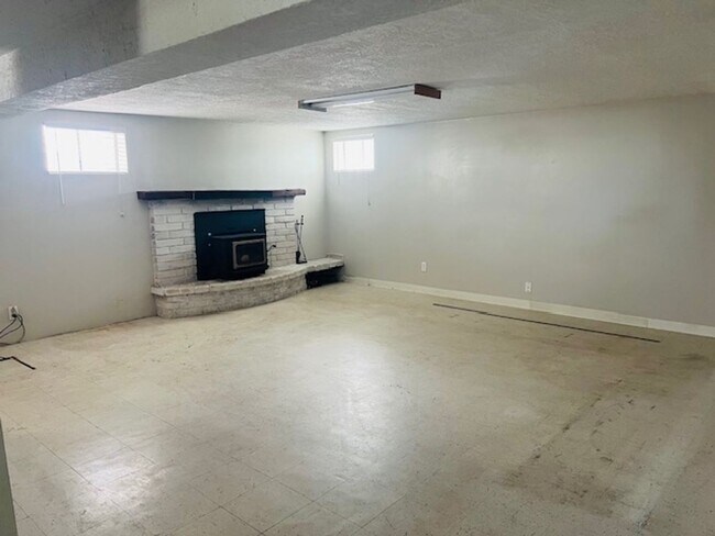 Building Photo - Beautiful home with spacious layout