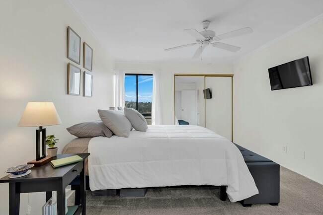 Building Photo - 6924 Hyde Park Dr