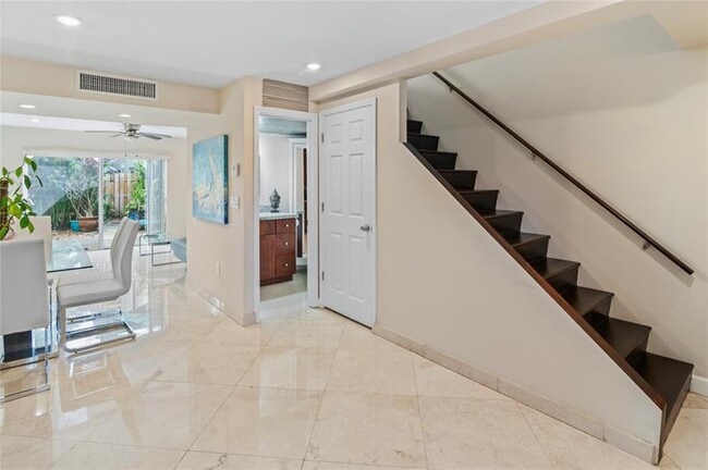 Building Photo - 811 W Oakland Park Blvd