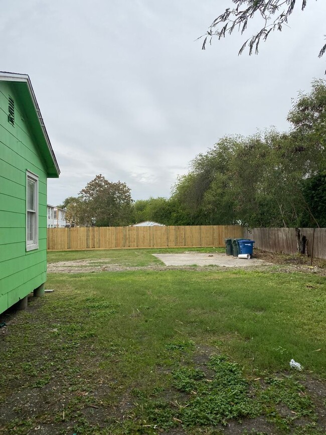 Building Photo - $99 move in today! Large 1/1-Pet friendly