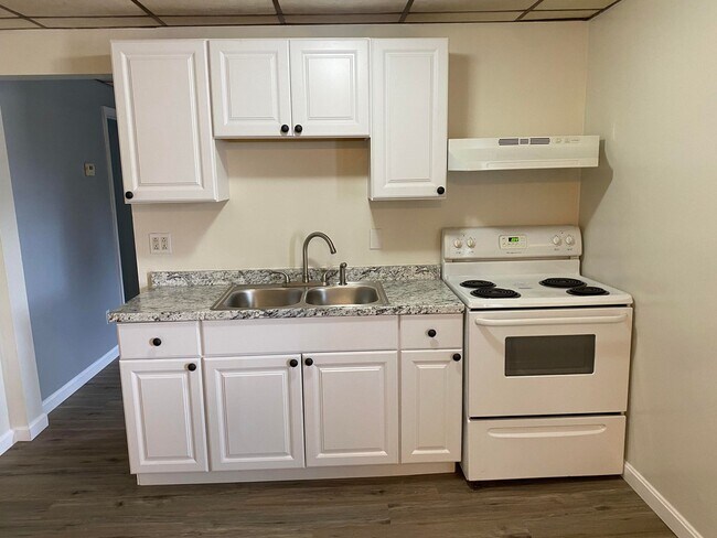 Building Photo - 916 Main St