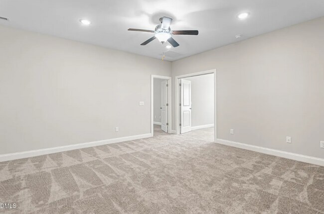 Building Photo - Four bedroom, 2.5 bath townhome in Burlington
