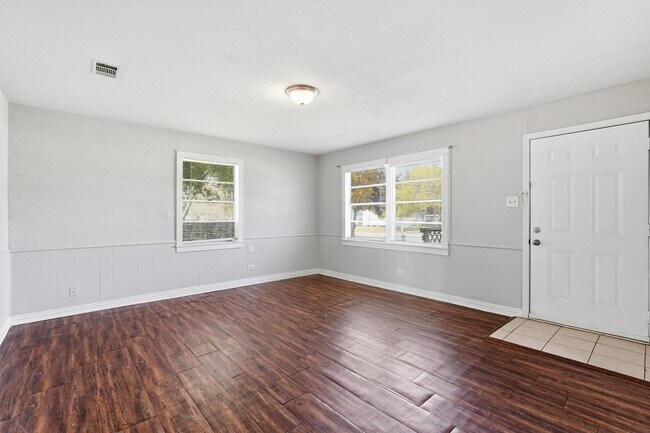 Building Photo - 729 13th Ave N