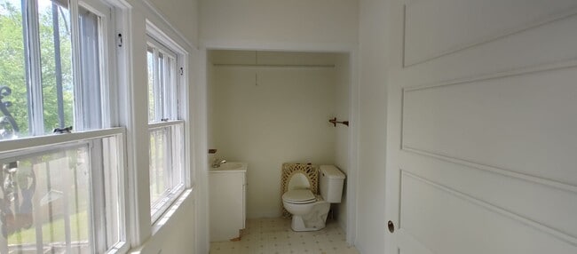 Building Photo - Affordable Downtown 3 Bedroom Rental