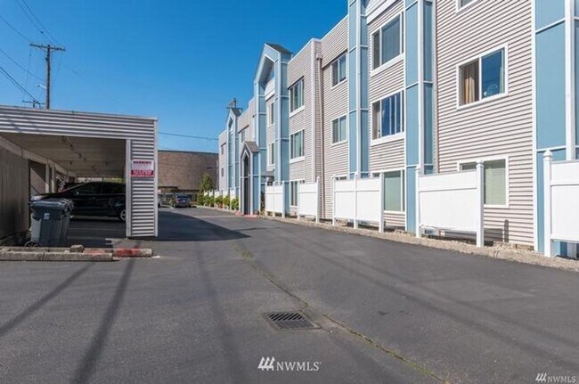 Building Photo - *** RENT SPECIAL 50% off MAY RENT*** Beautiful & Spacious Condo in the Heart of Tacoma