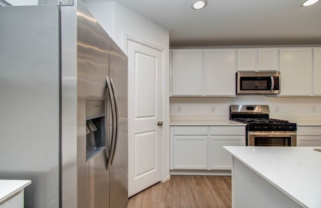 Building Photo - 9211 Redwood Br Dr