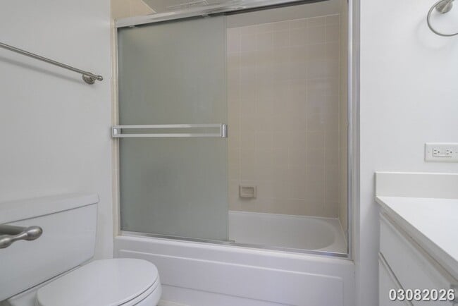 Building Photo - $3,500 / 2br - 896ft2 - Renovated and Modern 2BR/2BA/1PKG unit in the Royal Capito