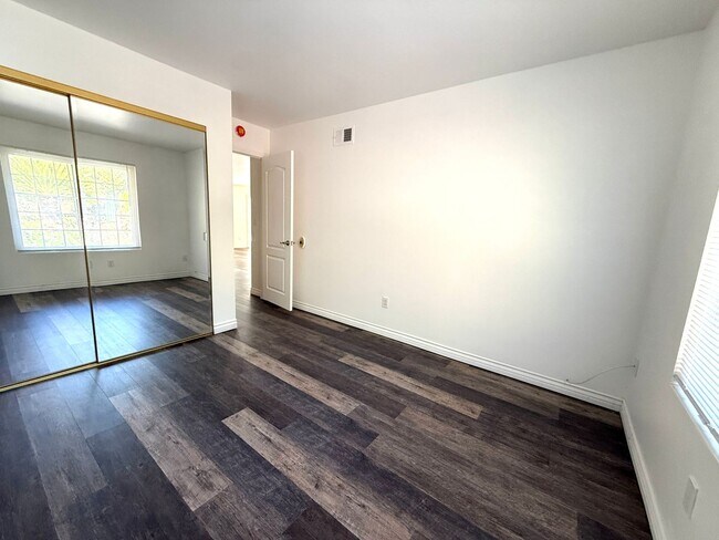 Building Photo - 4 Bedroom 2 Bathroom home available for re...