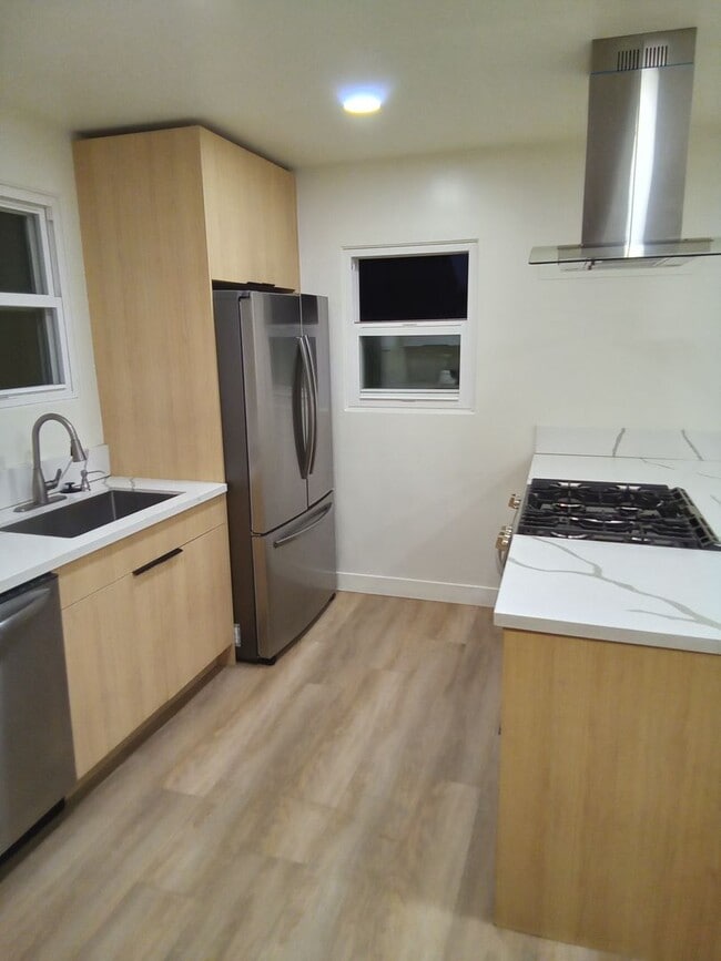 Building Photo - Beautifully Remodeled 2-bedroom apartment