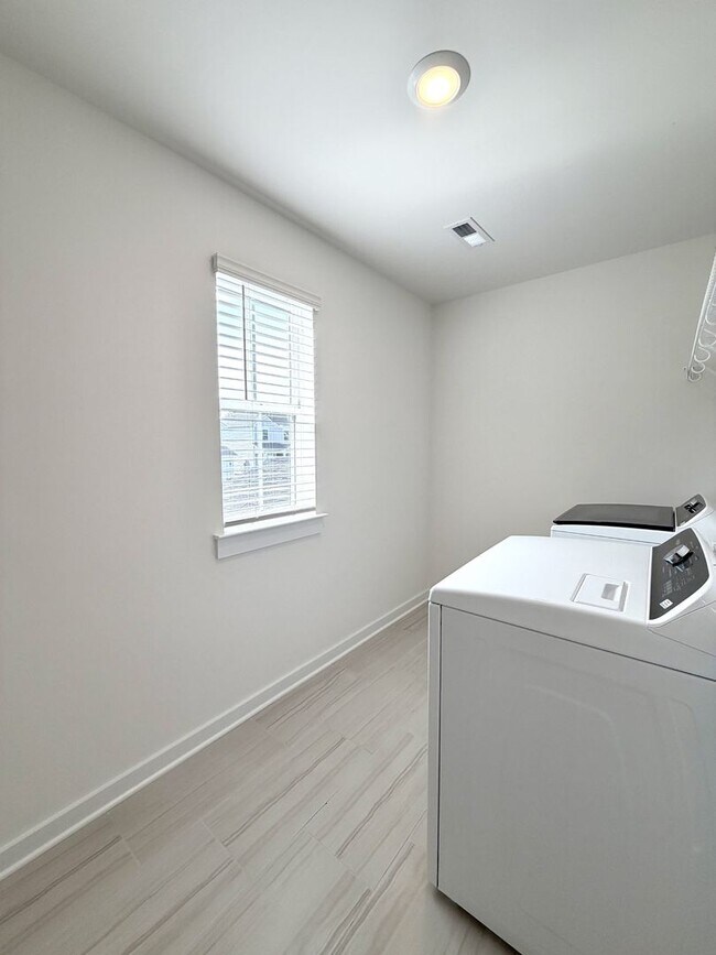 Building Photo - 2372 Meadowwood Dr