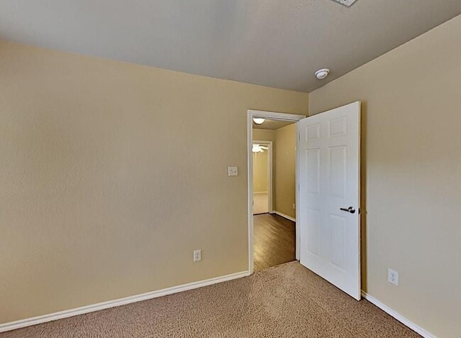 Building Photo - 5603 Thunderbird St