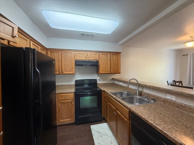 Building Photo - 1190 S Winery Ave