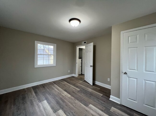 Building Photo - 3 Bedroom 1 Bathroom Home Located In Green...