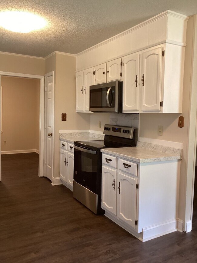 Building Photo - Lovely 3-Bedroom, 2-Bathroom Ranch