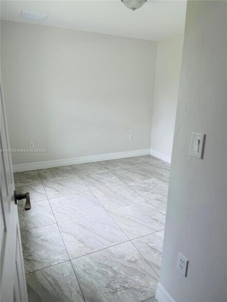 Building Photo - 1110 Augusta St E