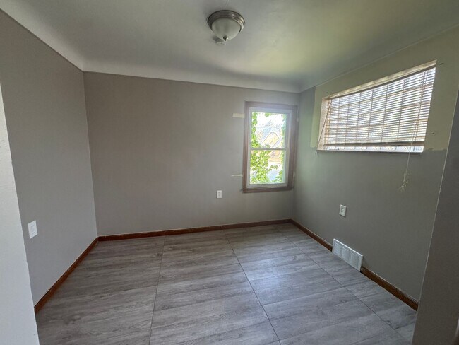 Building Photo - Lovely renovated 3 bedroom house