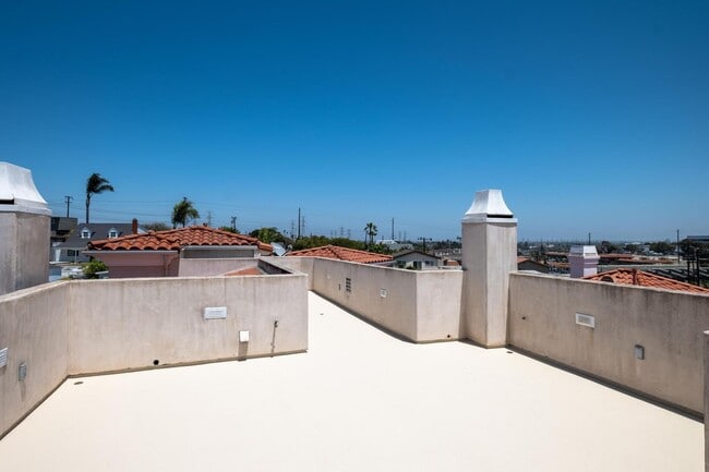 Building Photo - Stunning 4 bed, 4.5 bath home located on a quiet and highly desirable street in Redondo Beach