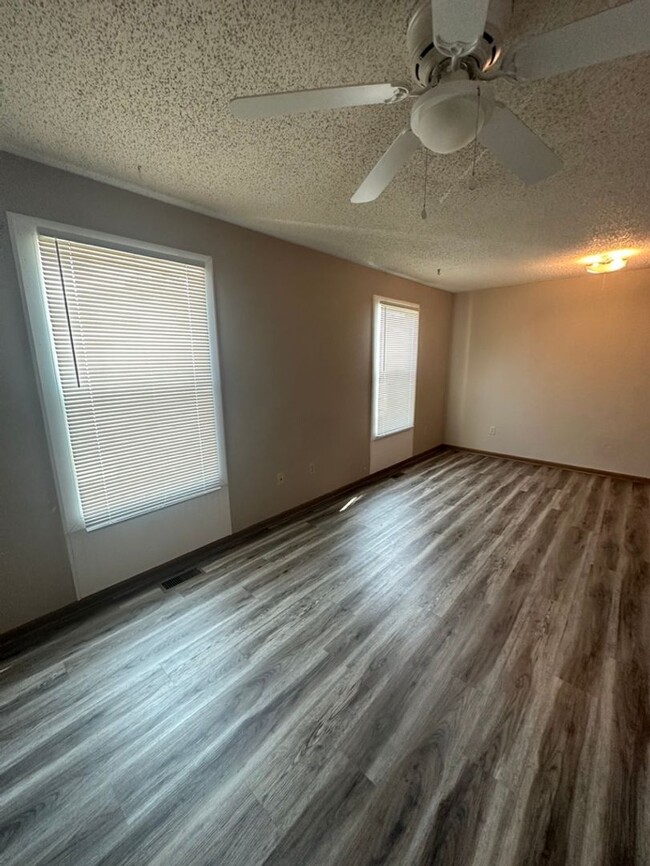 Building Photo - COMING SOON!! 2 Bedroom, 1 Bath Bottom Lev...